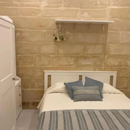 Refurbished Comfort Walk To And Restaurants