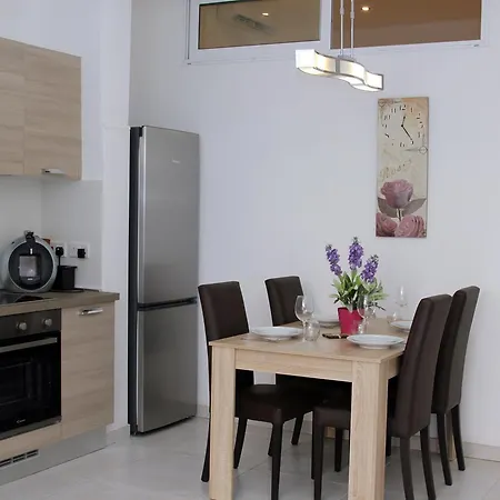 Refurbished Comfort Walk To And Restaurants סליאמה